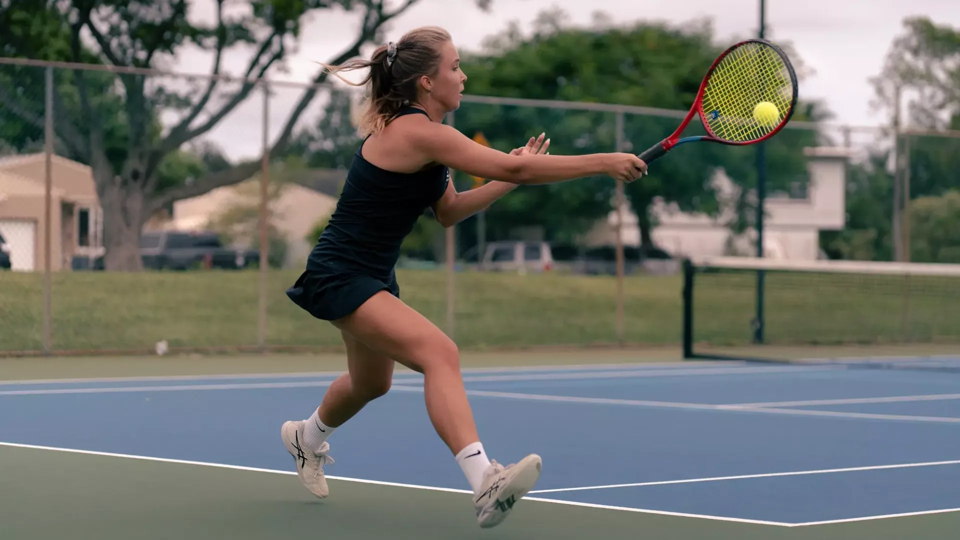 Julia Chodkowska playing tennis 2025