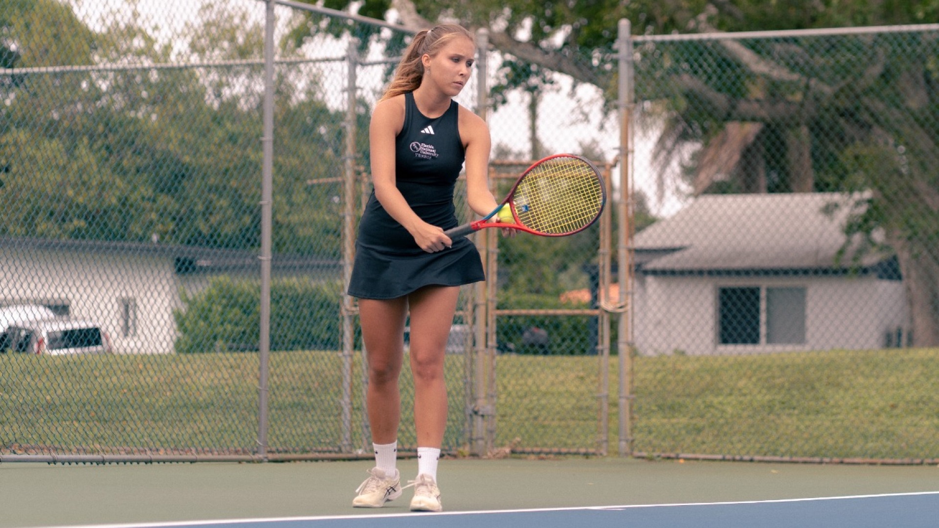 Julia Chodkowska serving 2025