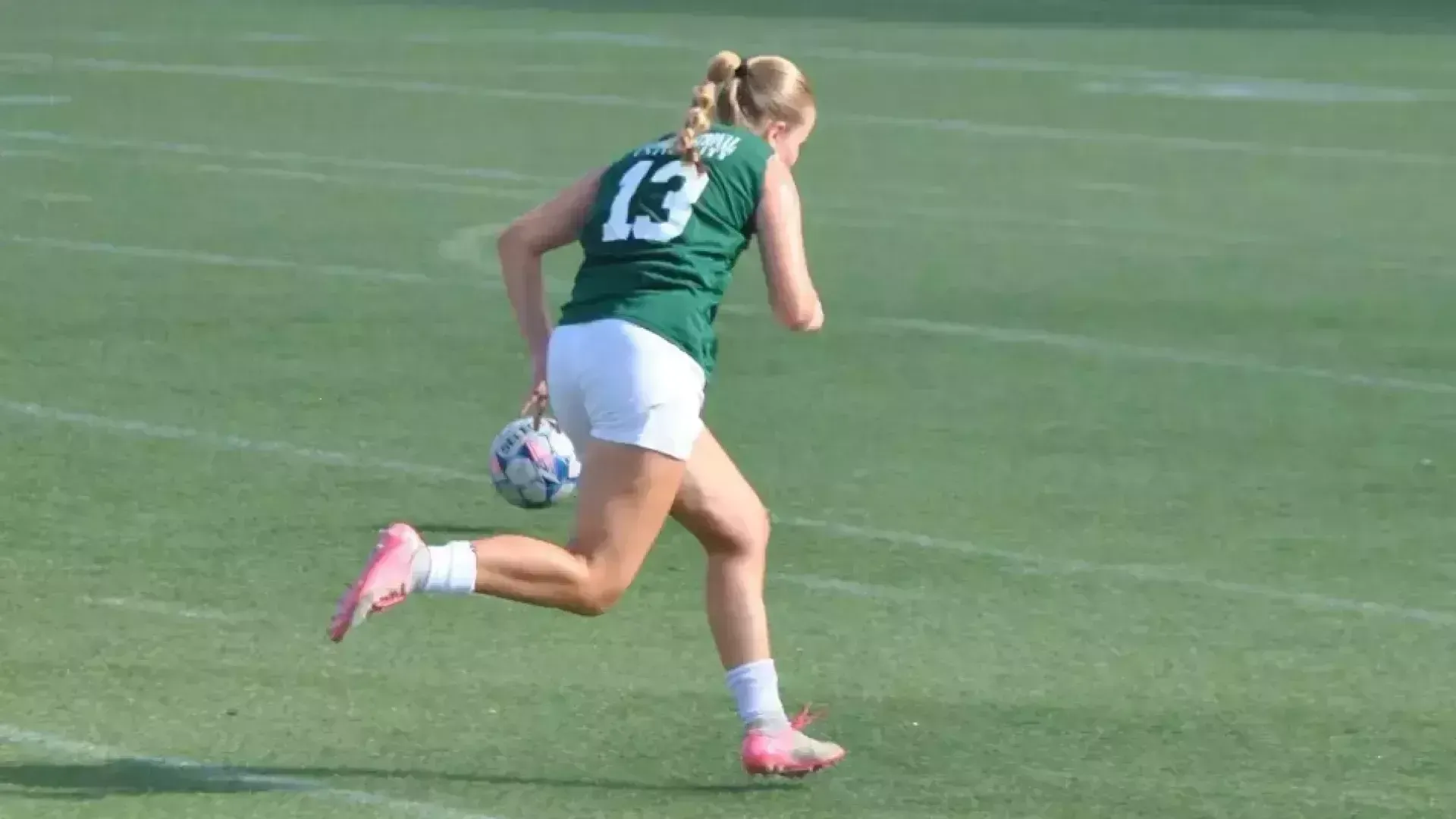 Mette Battling on a breakaway play against Florida College 2026