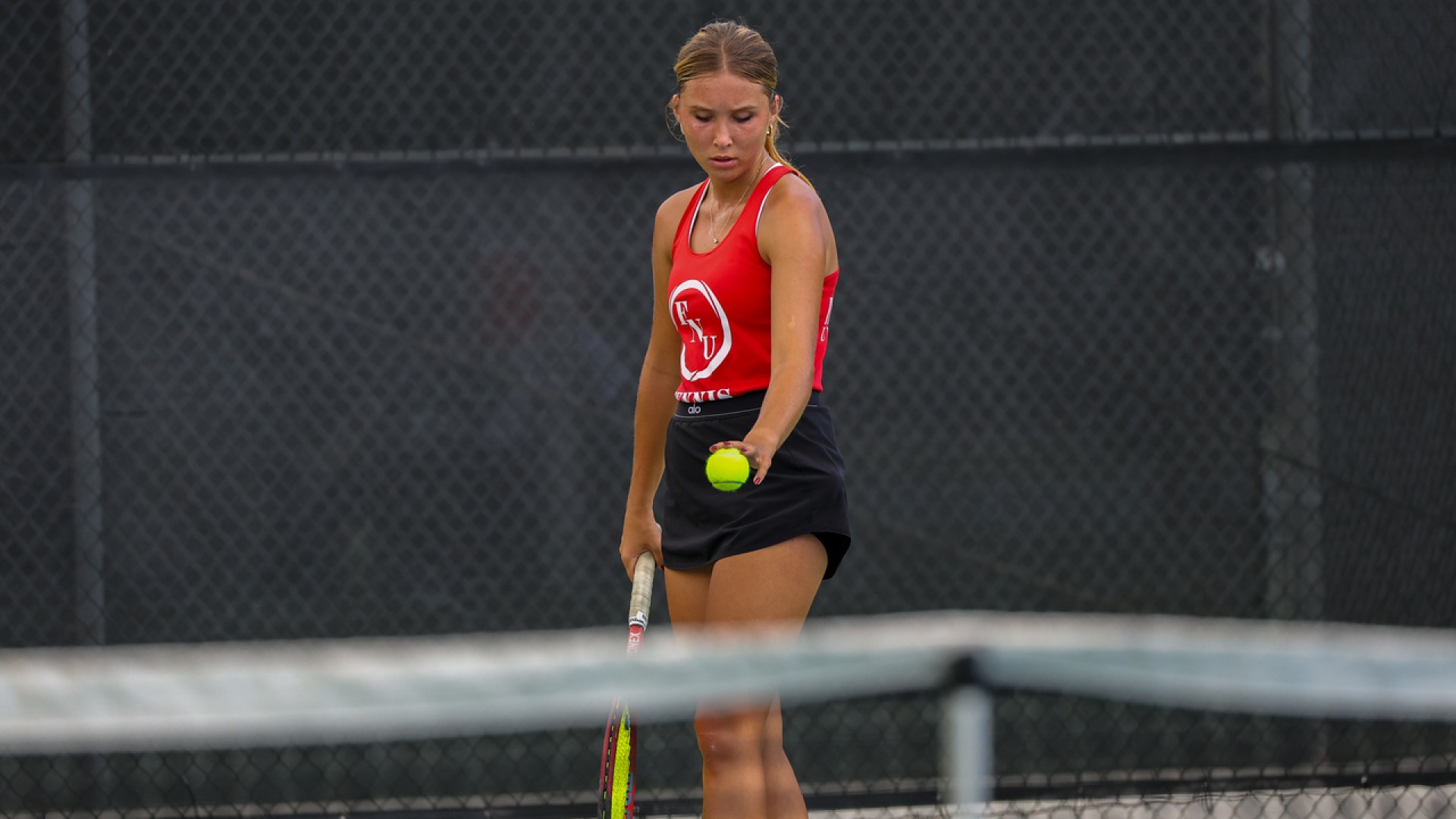 Julia Chodkowska preparing a serve at ITF Southeastern tournament 2025