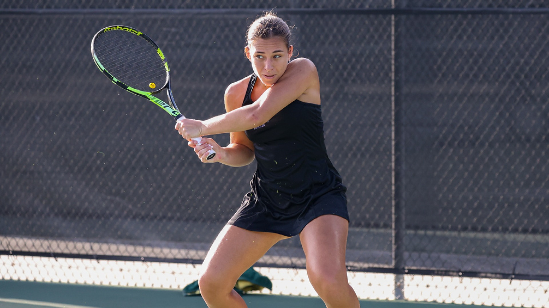 Celeste Deniz Reyes hitting a tennis ball at ITF Tournament 2025-26