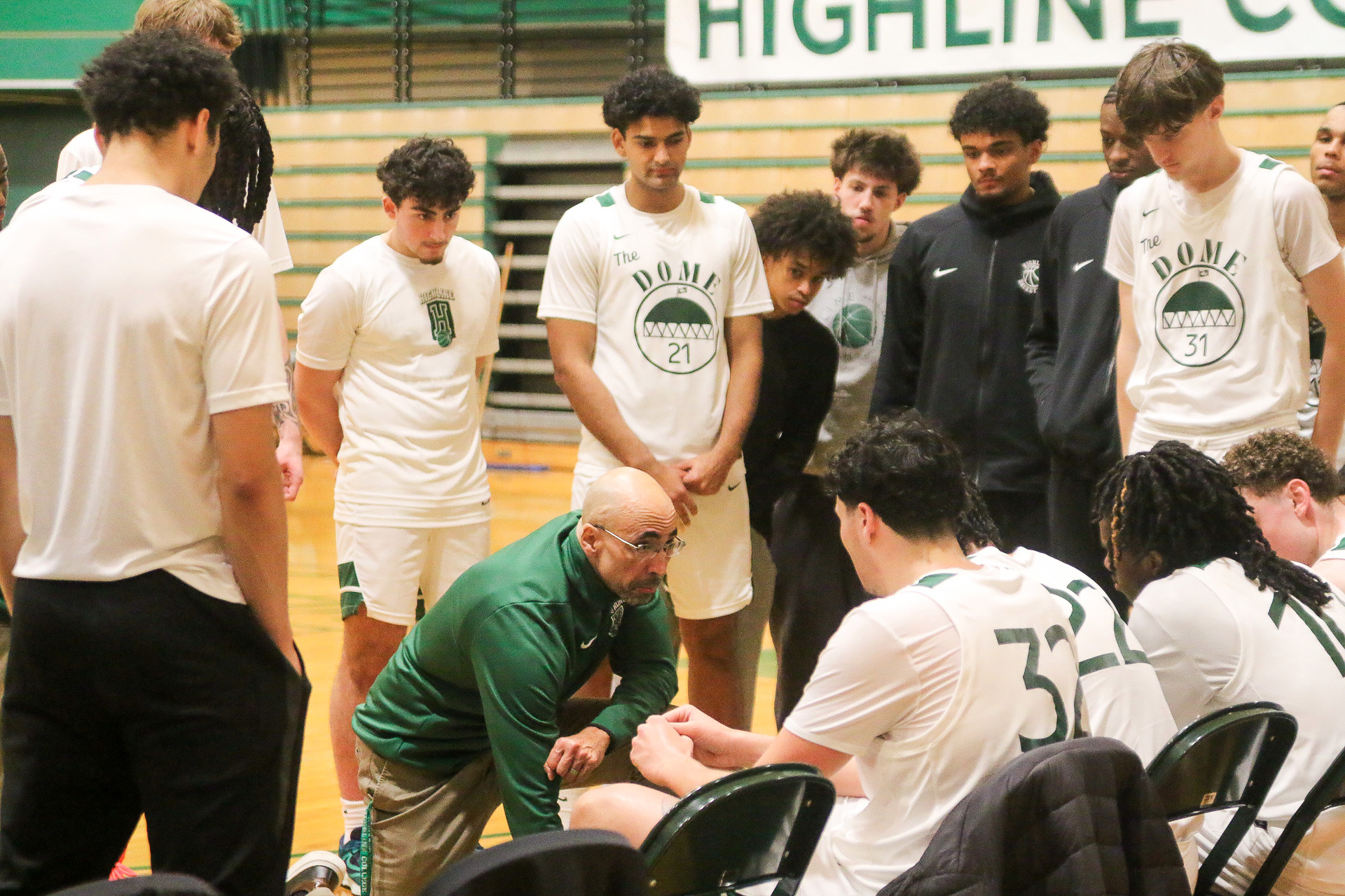 Men's Head Coach Che Dawson during a time-out.