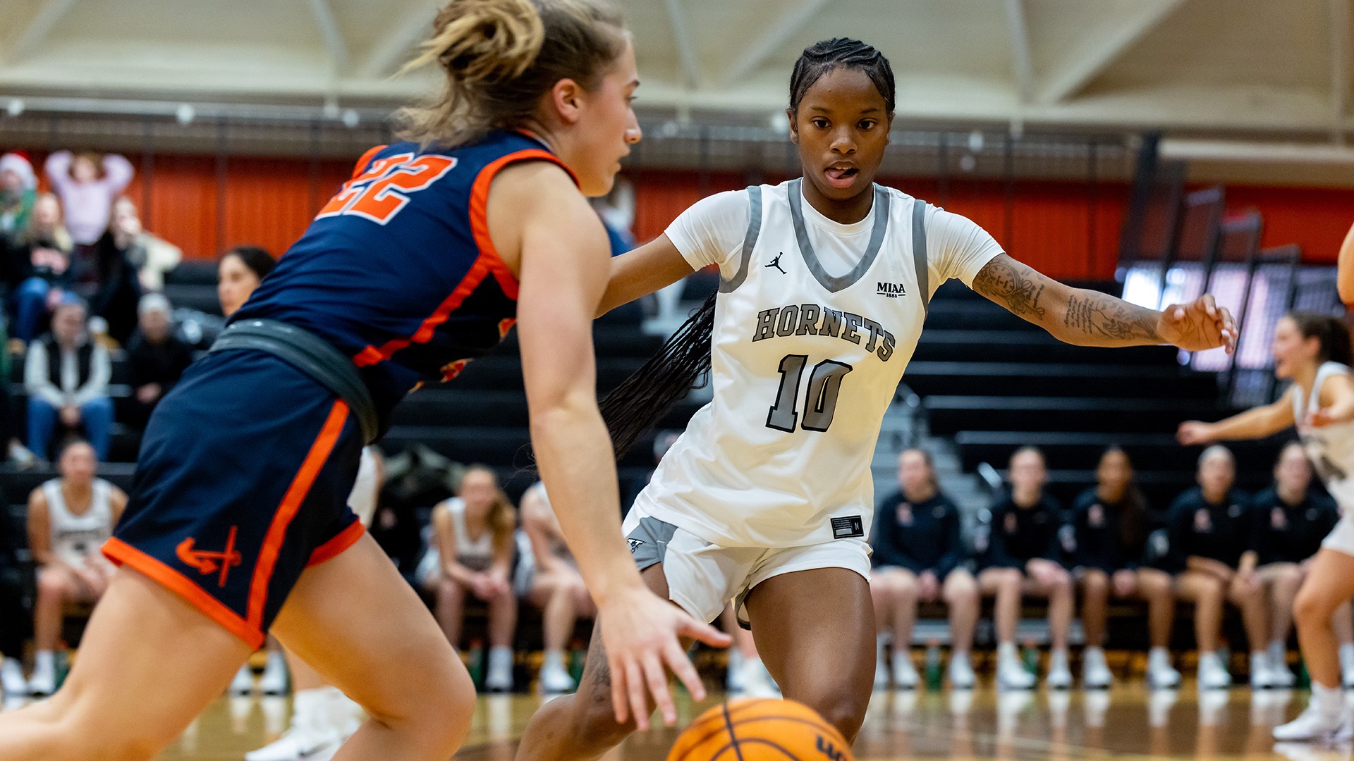 Semaj' Robertson playing basketball