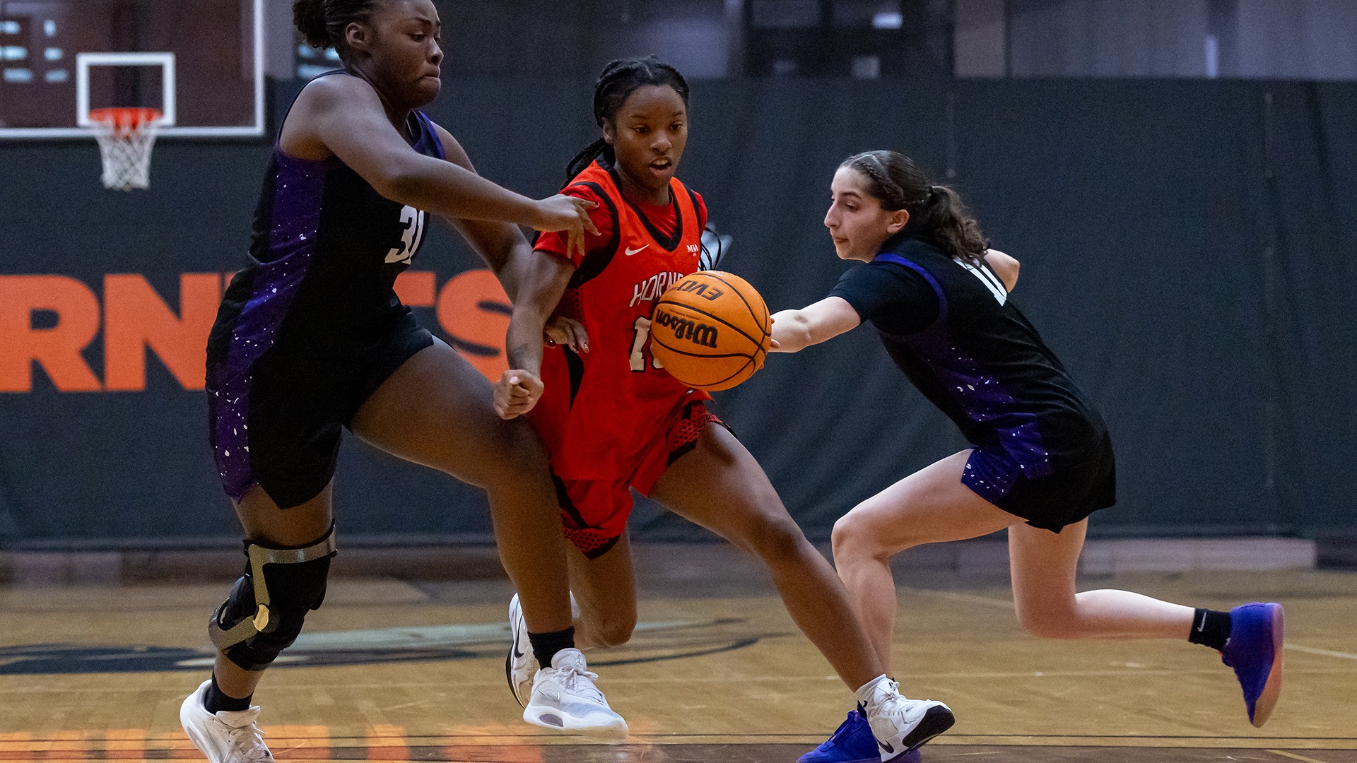 Semaj' Robertson playing basketball