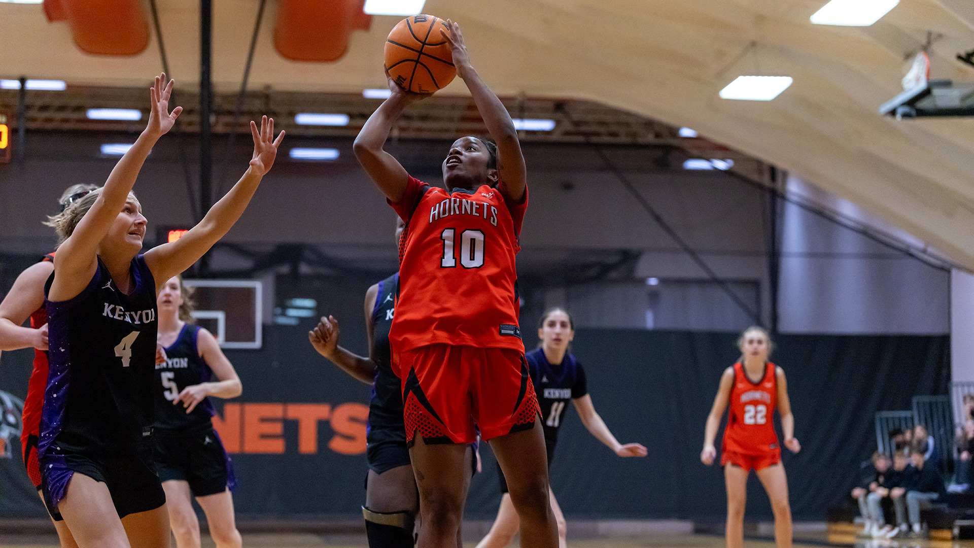 Semaj' Robertson playing basketball