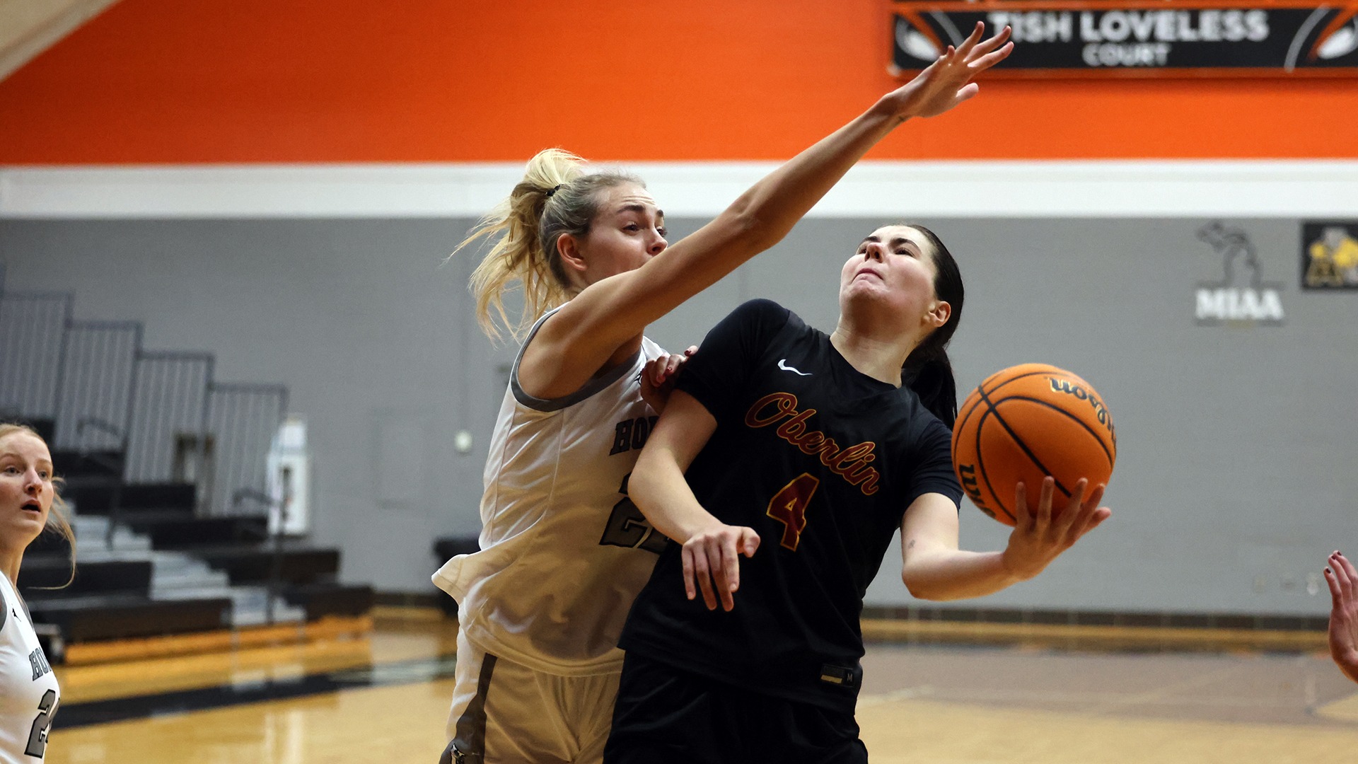 Lauren Vanderstelt playing basketball