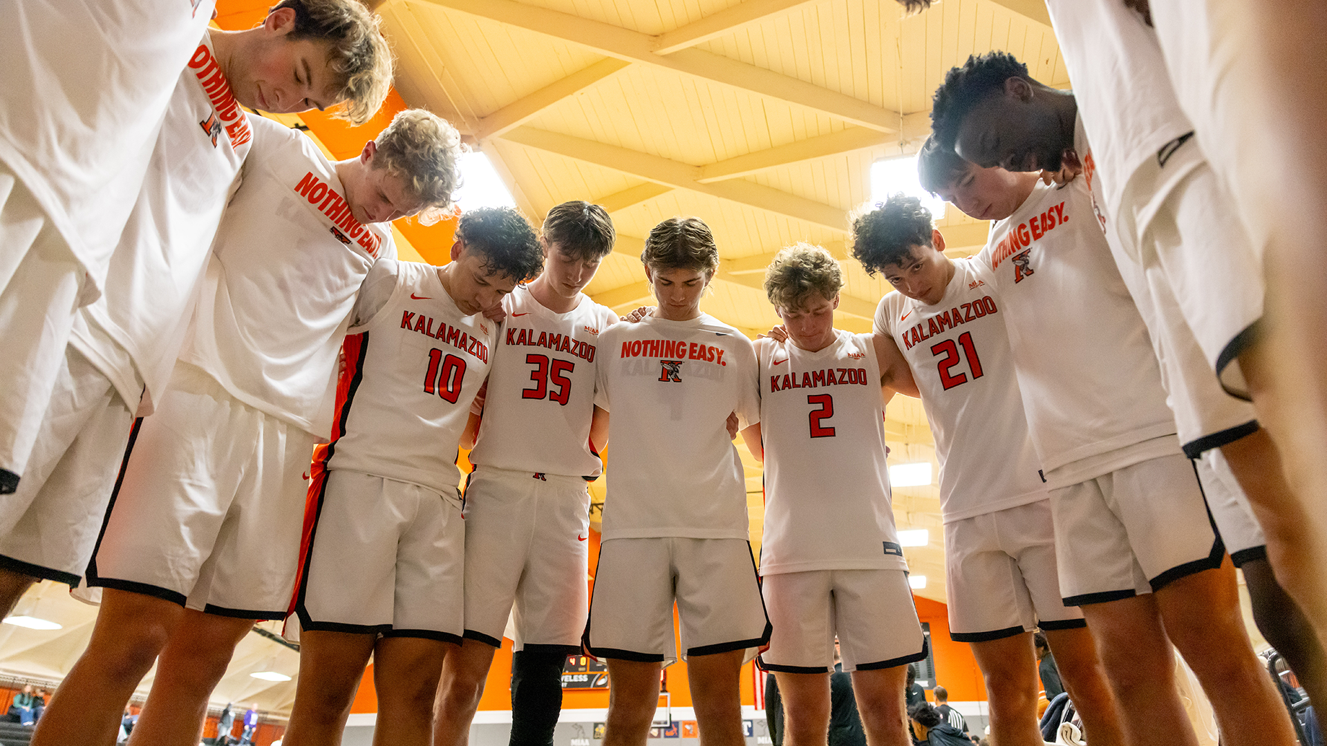 Kalamazoo College men's basketball team huddle