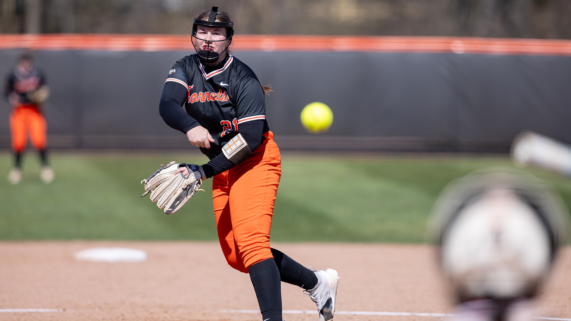 Maddie Potts pitching