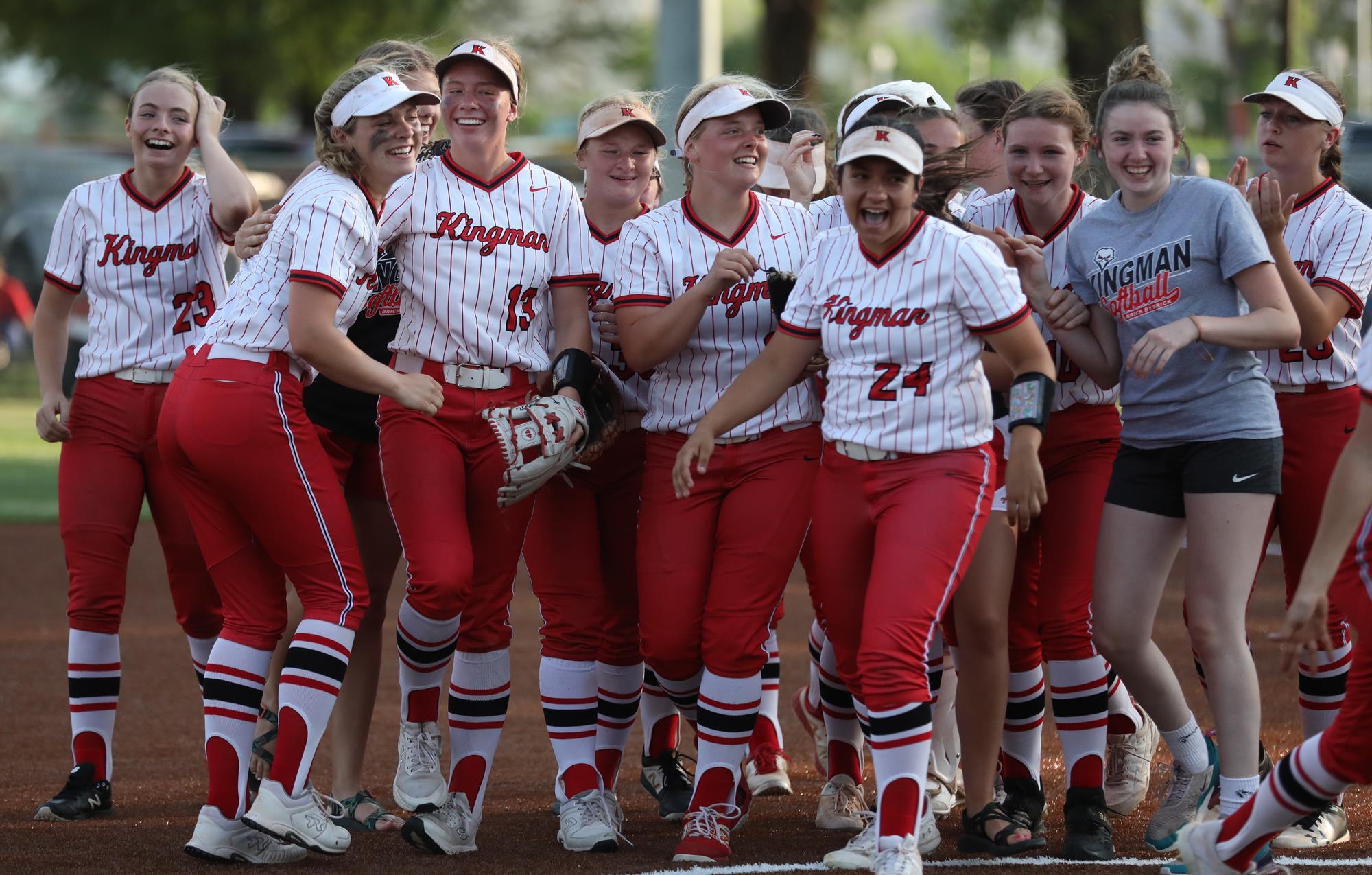 Kingman softball leans on experience to make quick return to 3A state