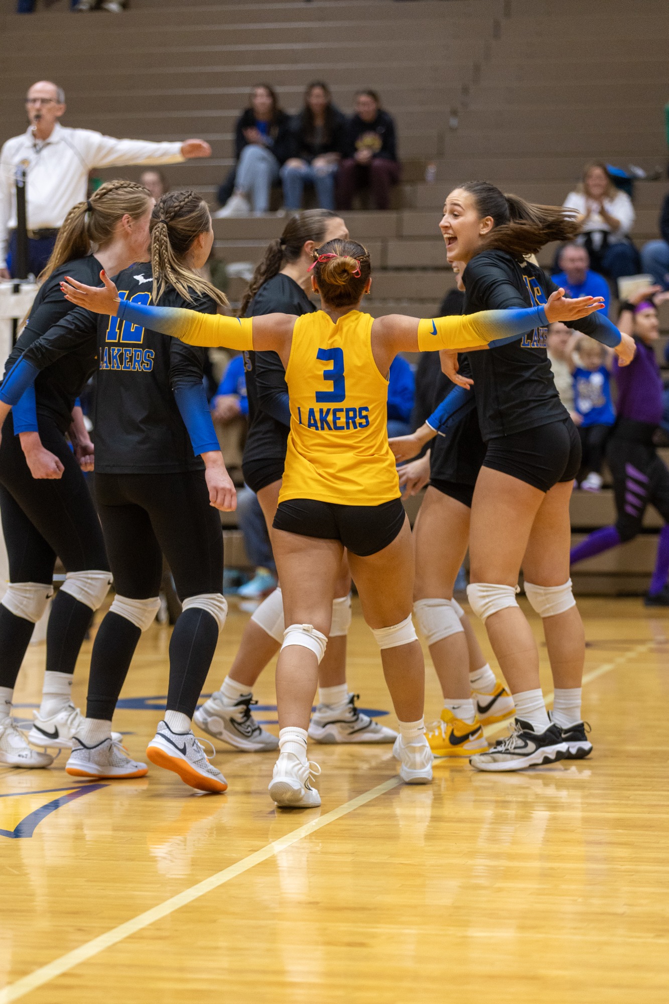 The Lakers huddle pre-match