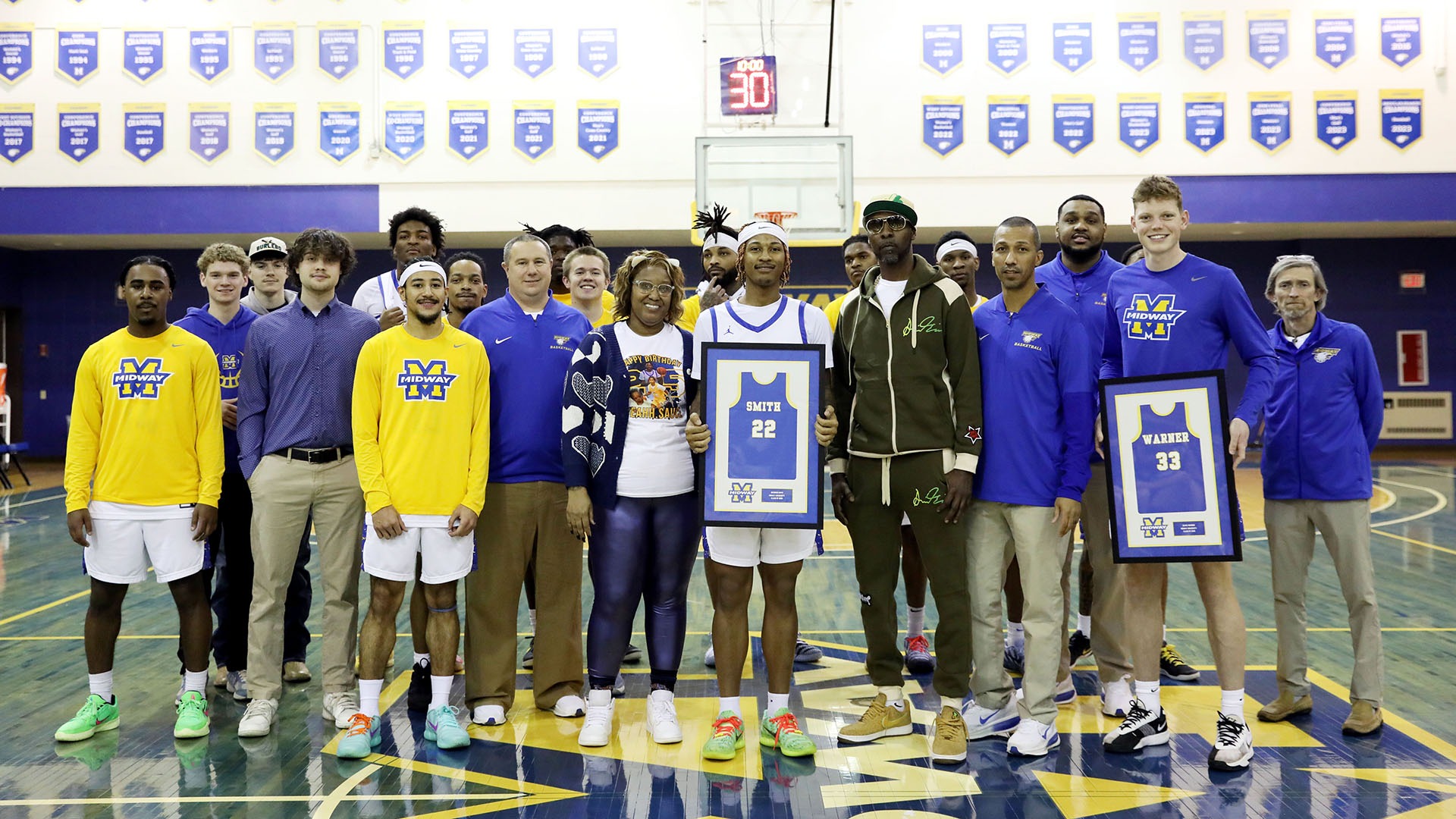 Men's basketball senior day photo