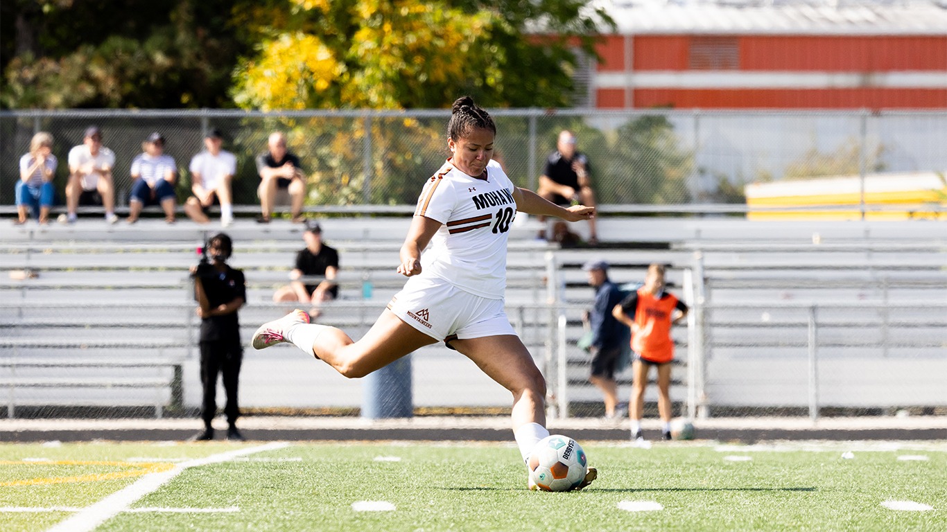 Madison Rodriguez kicks a free-kick