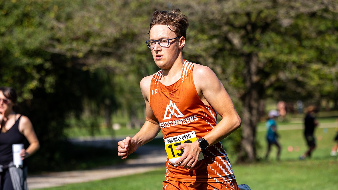 Thomas Giammichele running at the Fanshawe Invitational