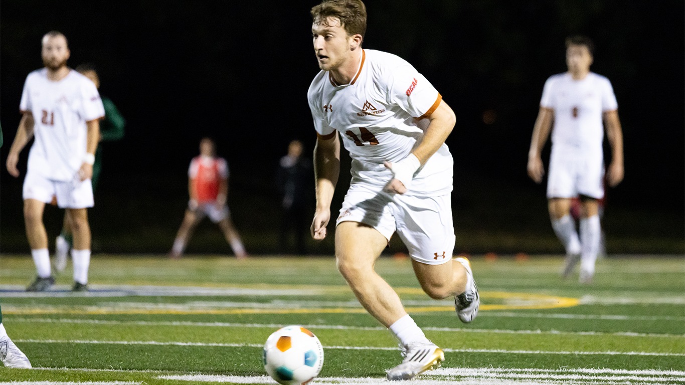 Emidio Refosco playing the ball