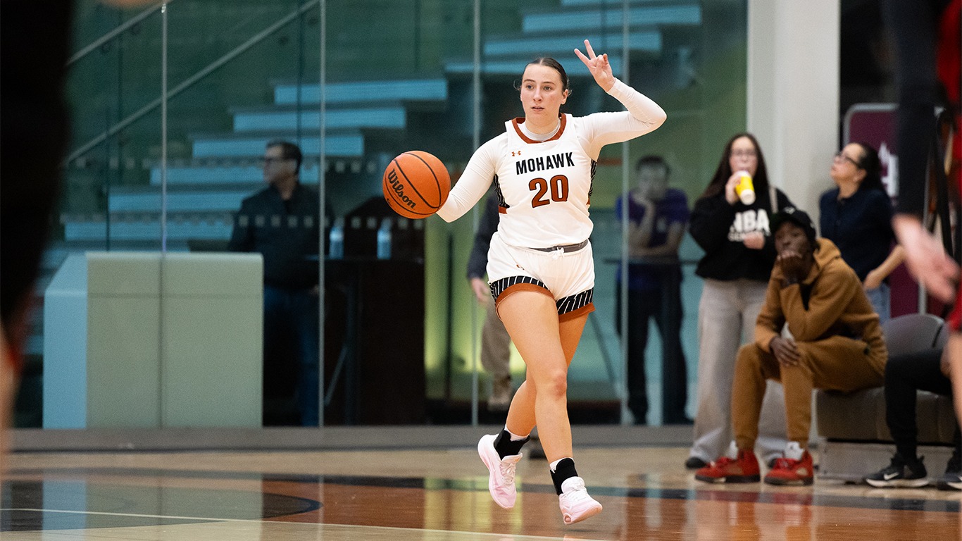 Sydney Drain holding up two fingers