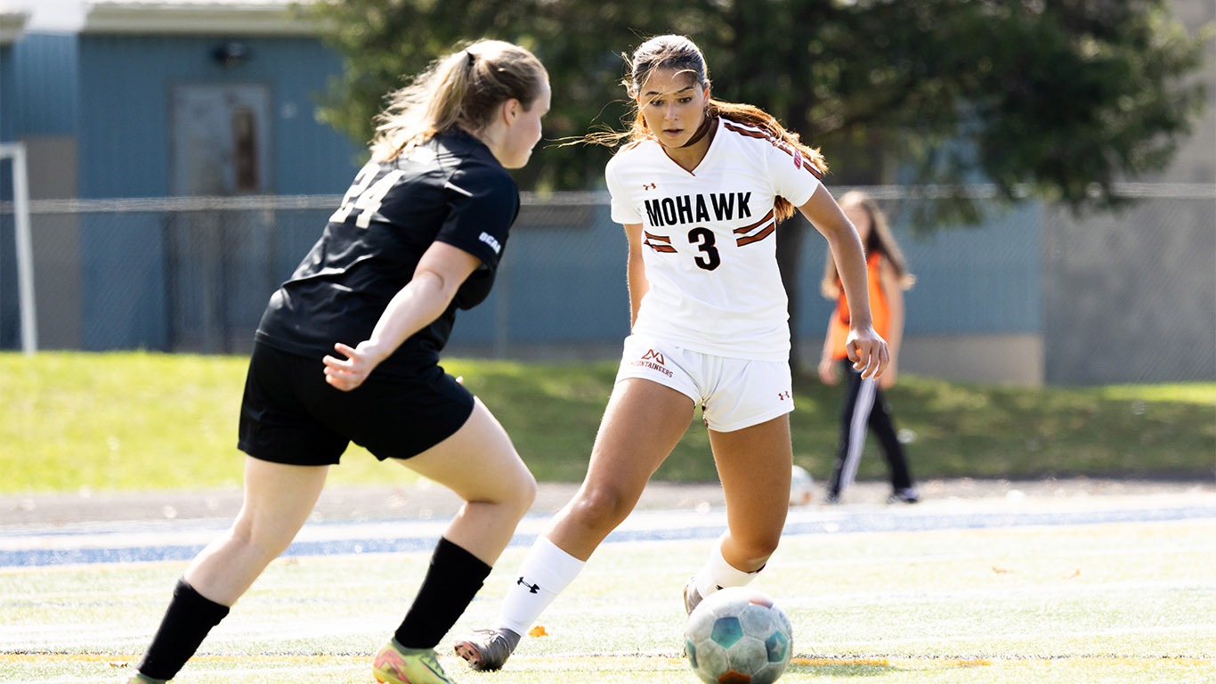Luna Lio defending the ball