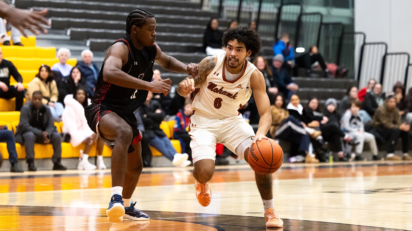 Amadis McKay attacking the defence