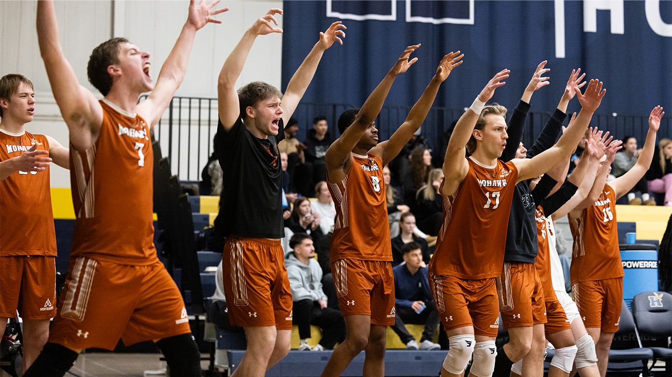 Mohawk bench celebrates a Thomas Kuzma block