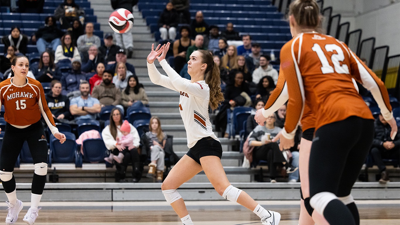 Sofia Spoljar passing the ball