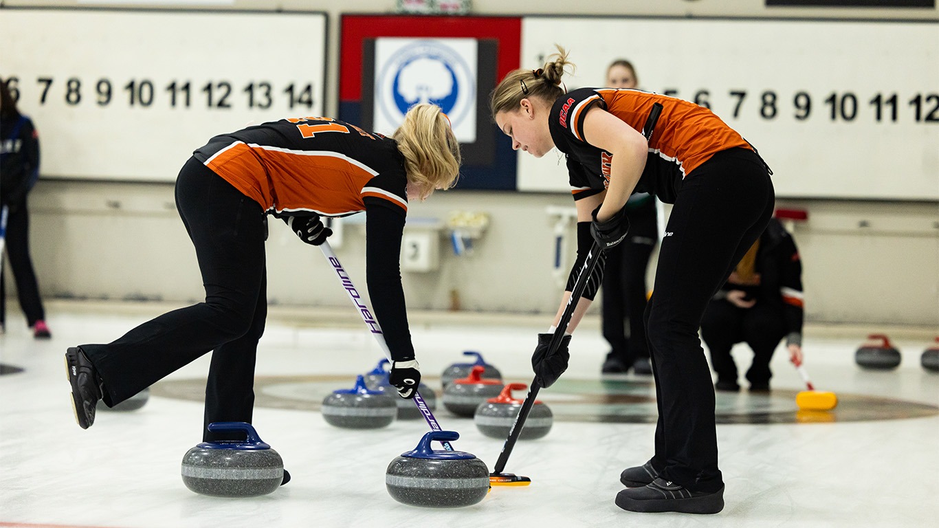 Mohawk women's curling sweep to the button