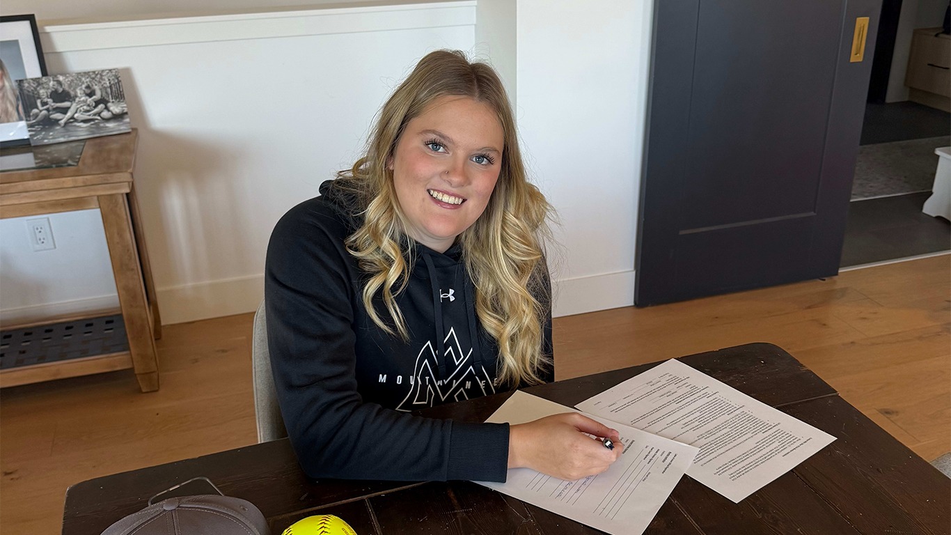 Abi Blatchford signs with Mohawk