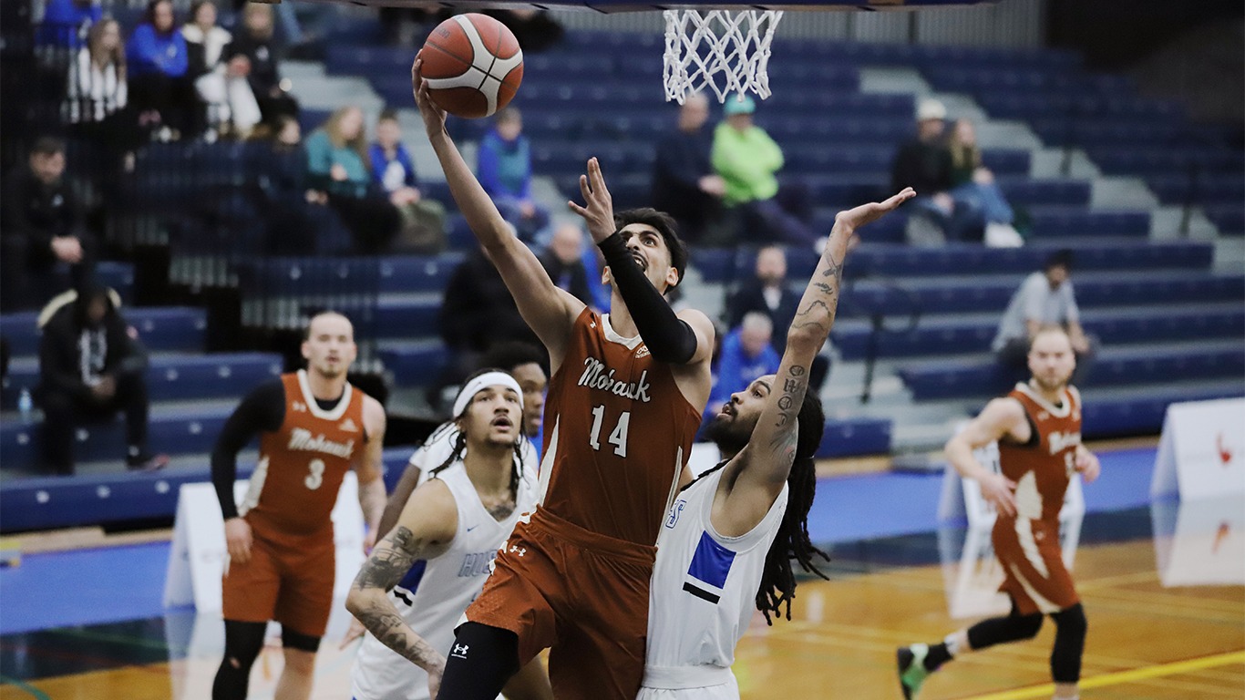 Kazim Raza attacking the rim