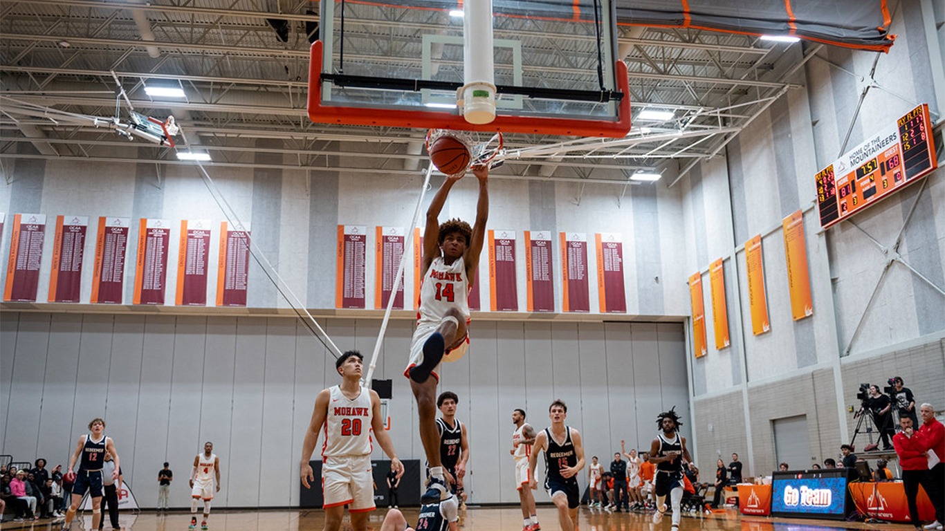 Stefan Anisko dunking the ball with Mohawk in 2022-23