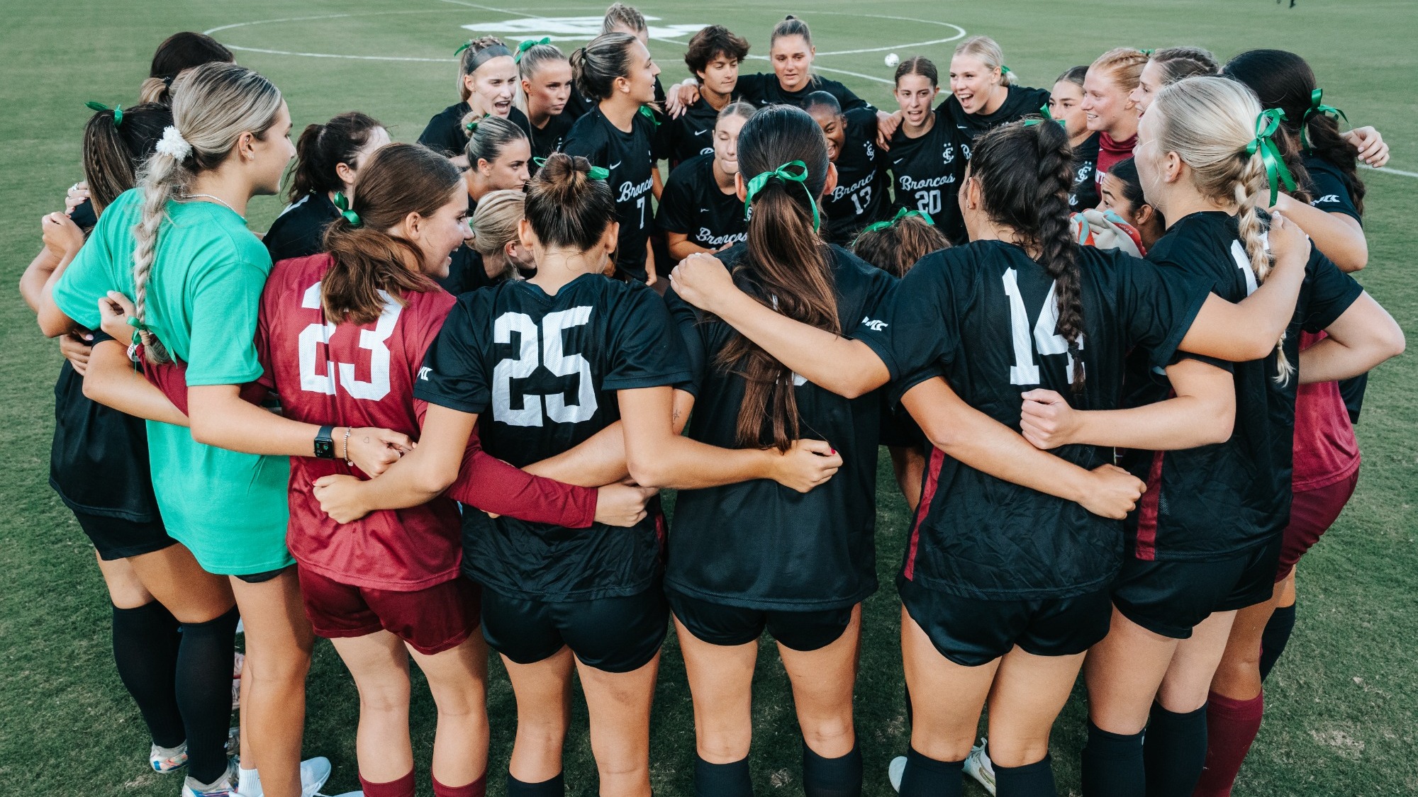 DSC07963 team huddle wsoc