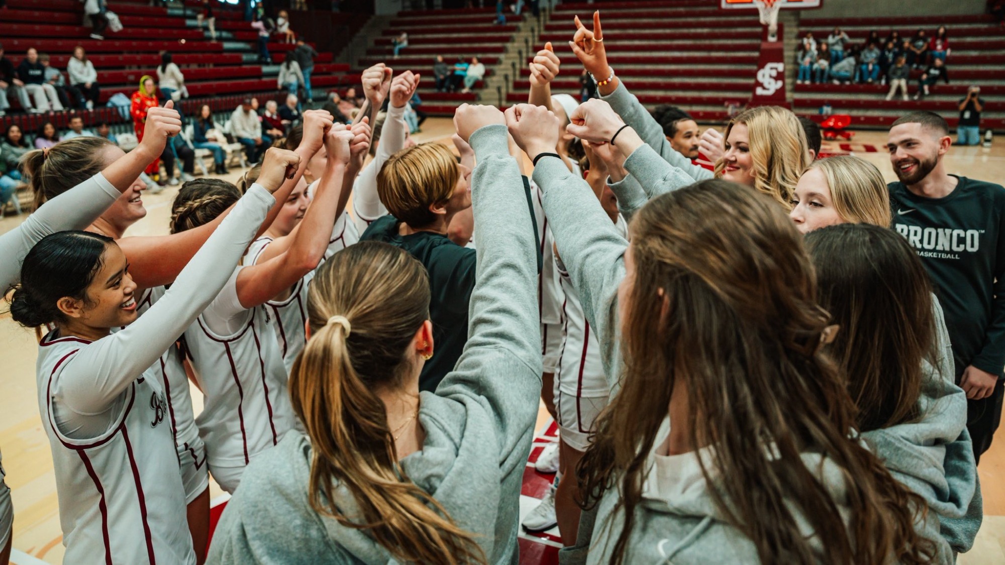 G7hbsShbAAA-eCs team huddle wbb