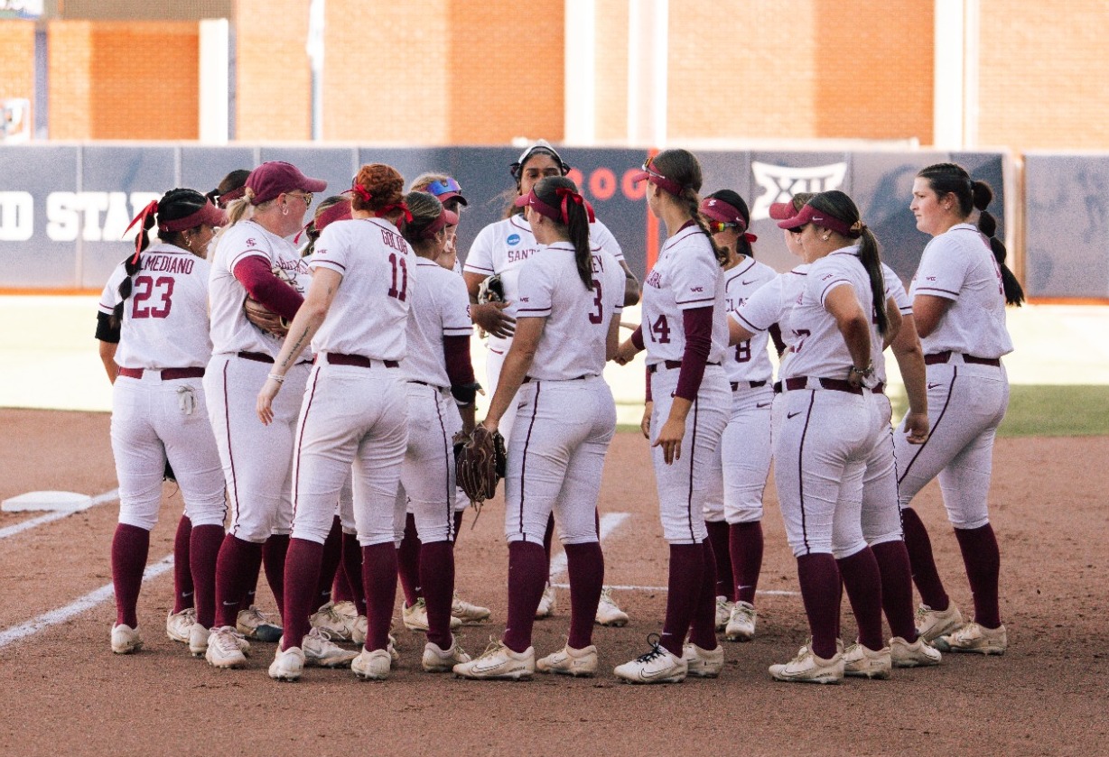 250517 SB vs Grand Canyon_Team Huddle_Tucson Regionals NCAA Tournament