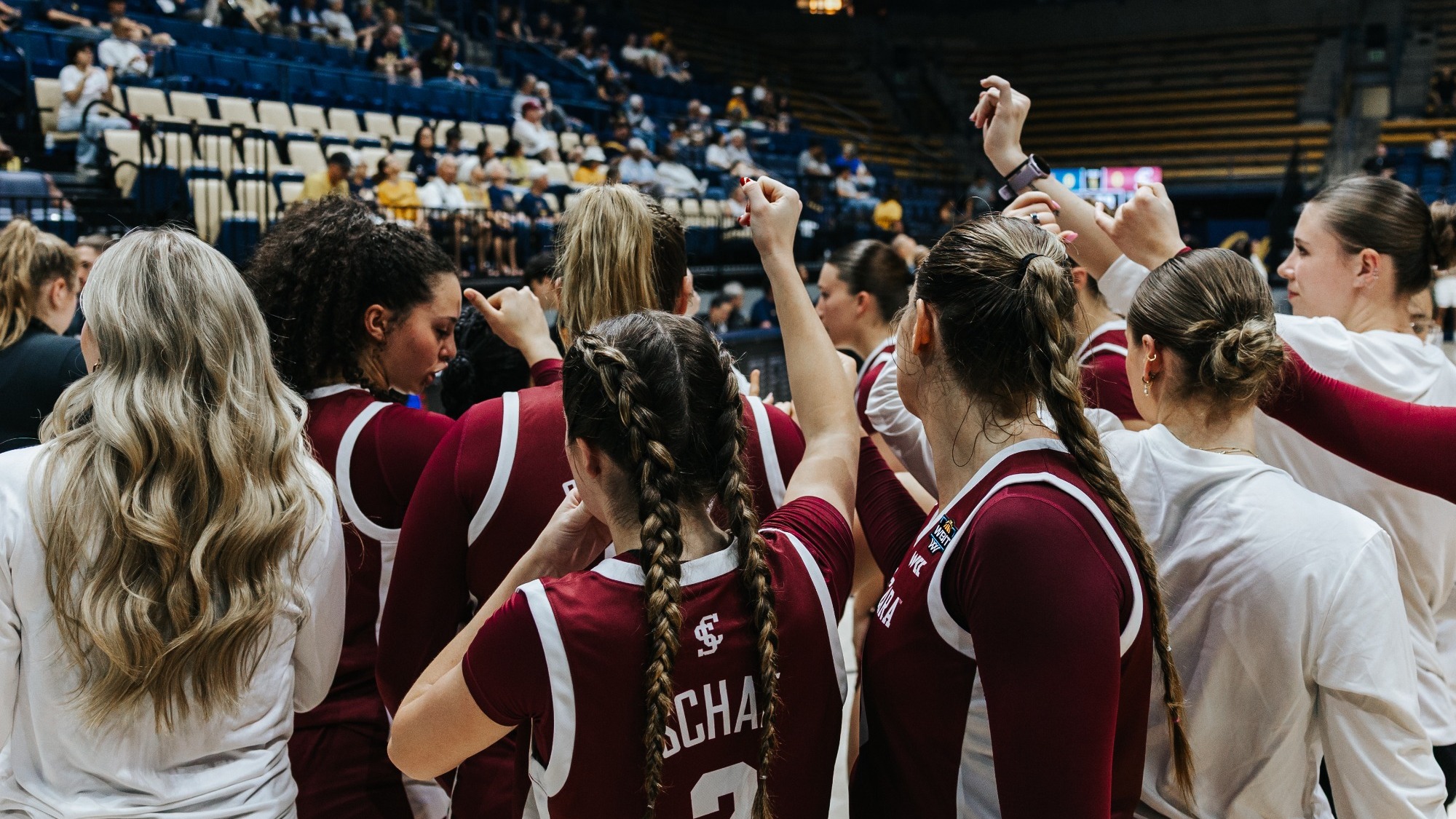 CW-03192026-064A8992-058992 wbb huddle at cal