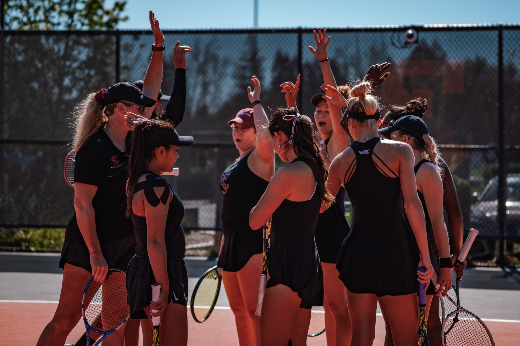 260307 WTEN vs Pepperdine_Huddle DSC03112