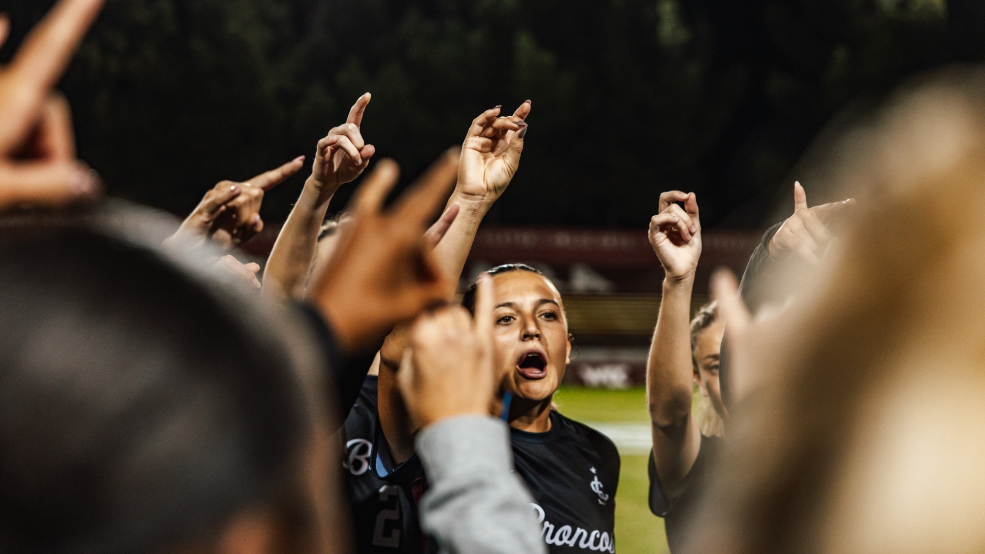 Huddle AJT_8960 women's soccer