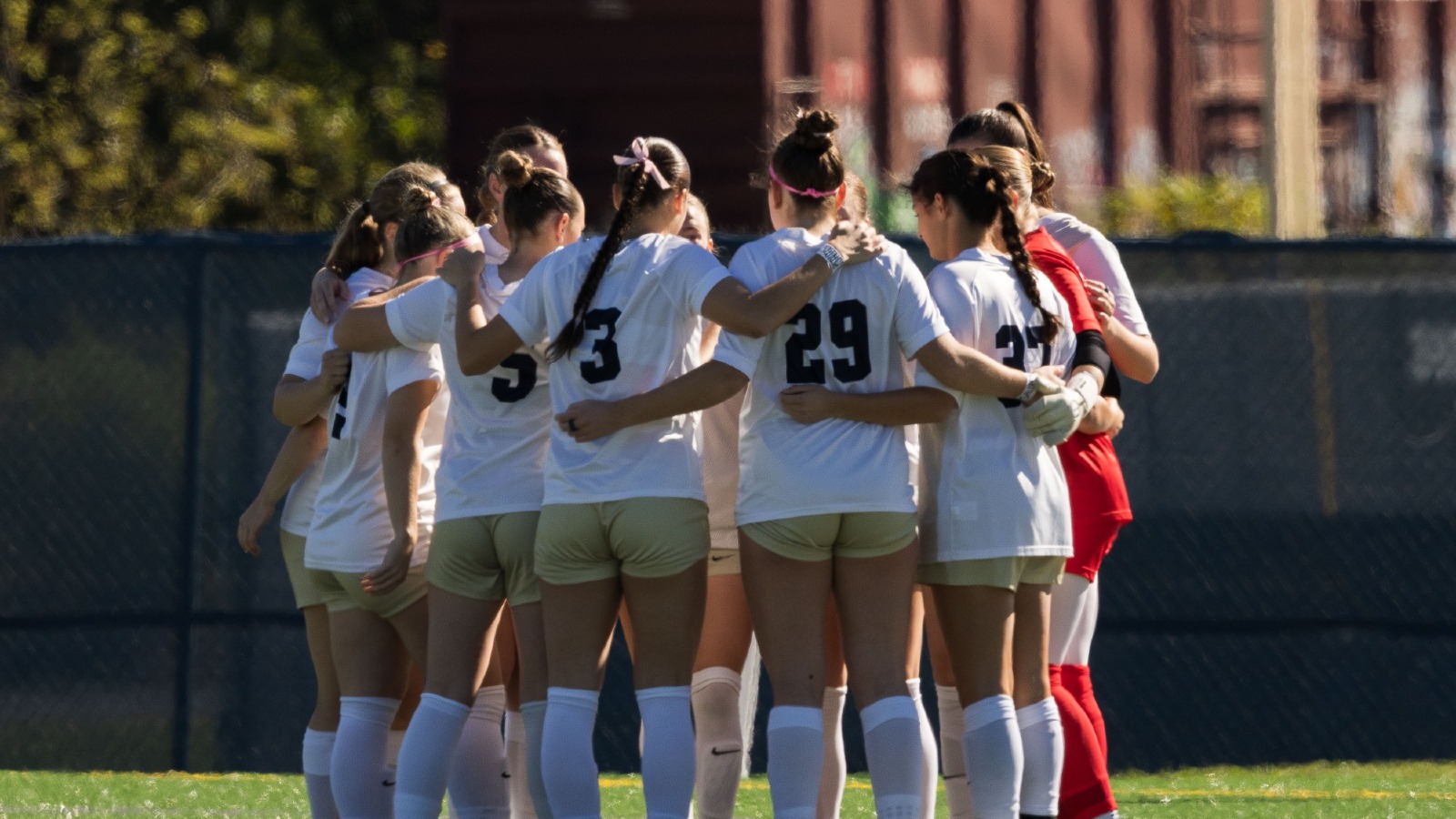 Women's Soccer huddles up before playing Albion