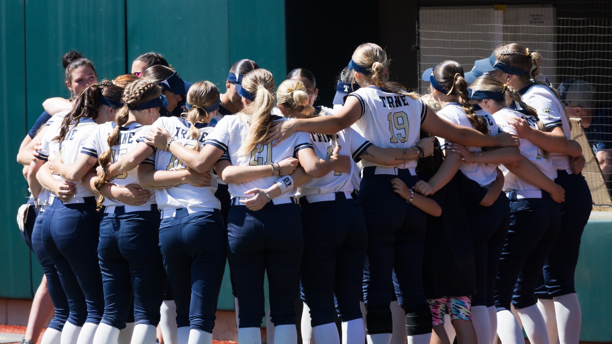 Softball huddles up before final game of season.