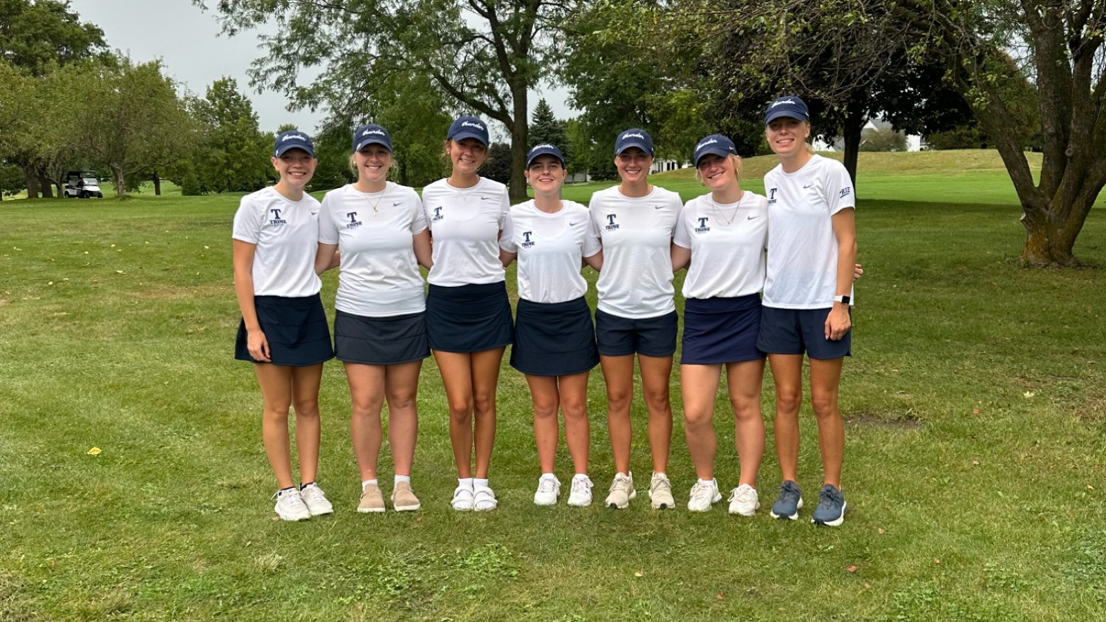 Women's Golf team poses for a photo after the Illinois Wesleyan Invitational
