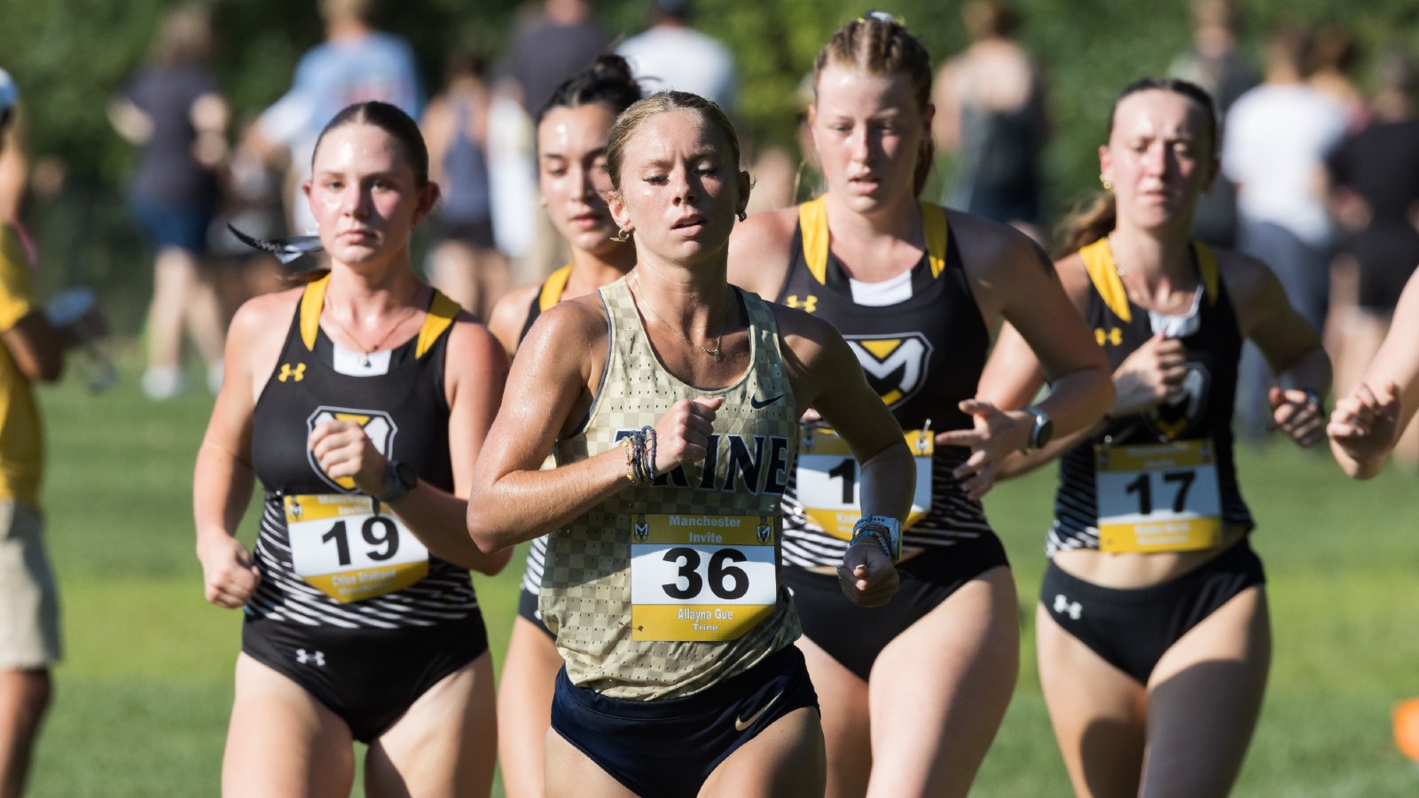 Allayna Gue runs at the Manchester Invite