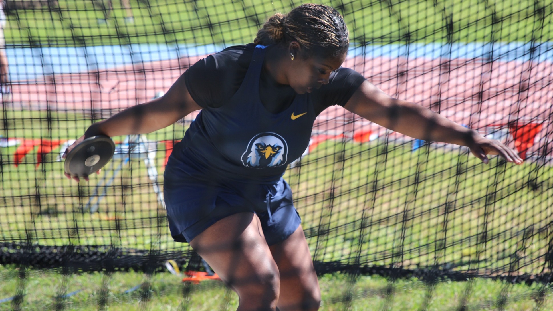 Shaterica Griffin throwing discus