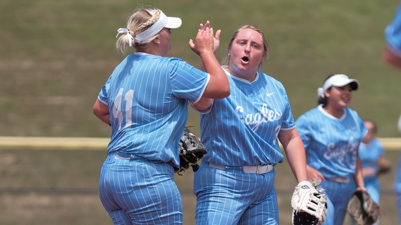 Ahlexus Lackey high-fiving a teammate