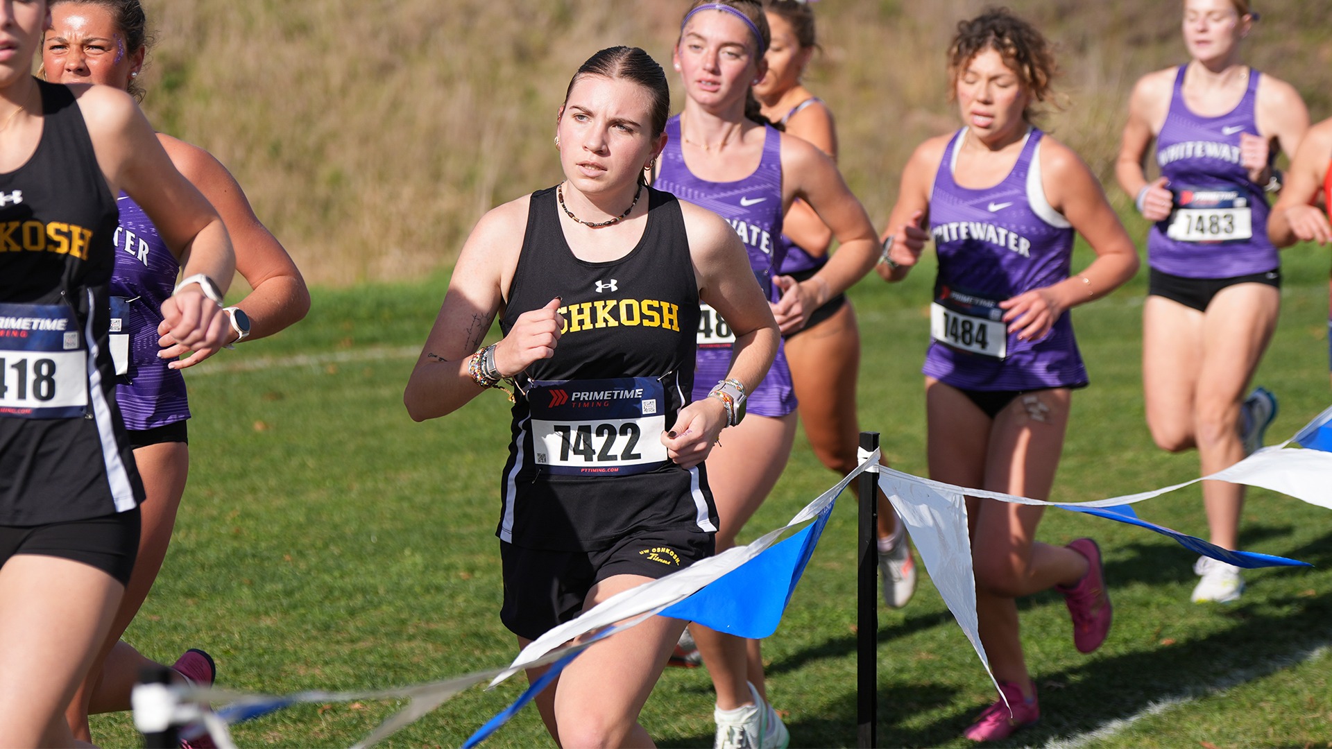 2025 Madeline Osmanski Action Shot, running in the middle of a pack at the Oshkosh Open