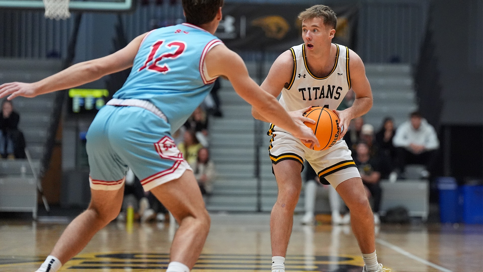 2025 Carter Thomas Action Shot, holding the ball against Saint John's