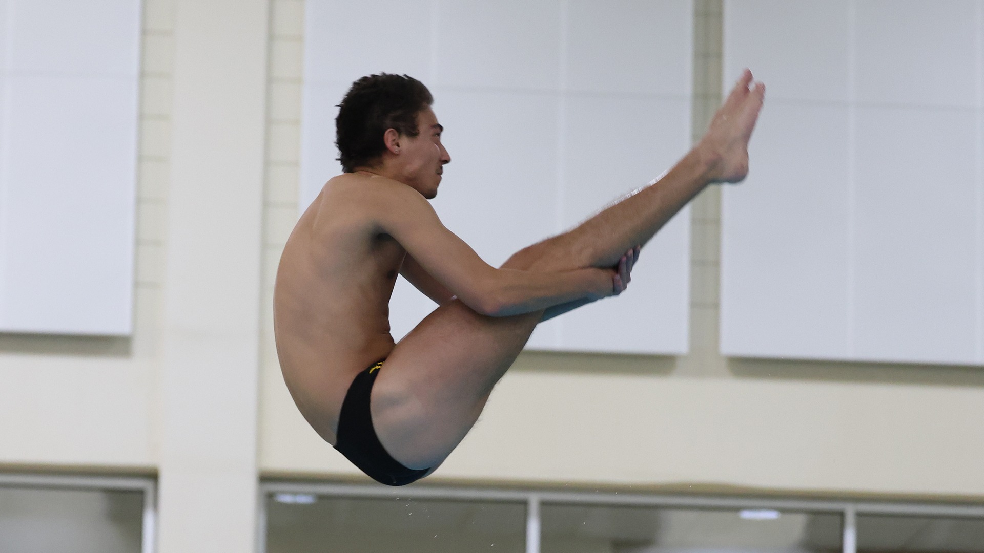 2025 Glen Cole Action Shot, diving against Lake Forest