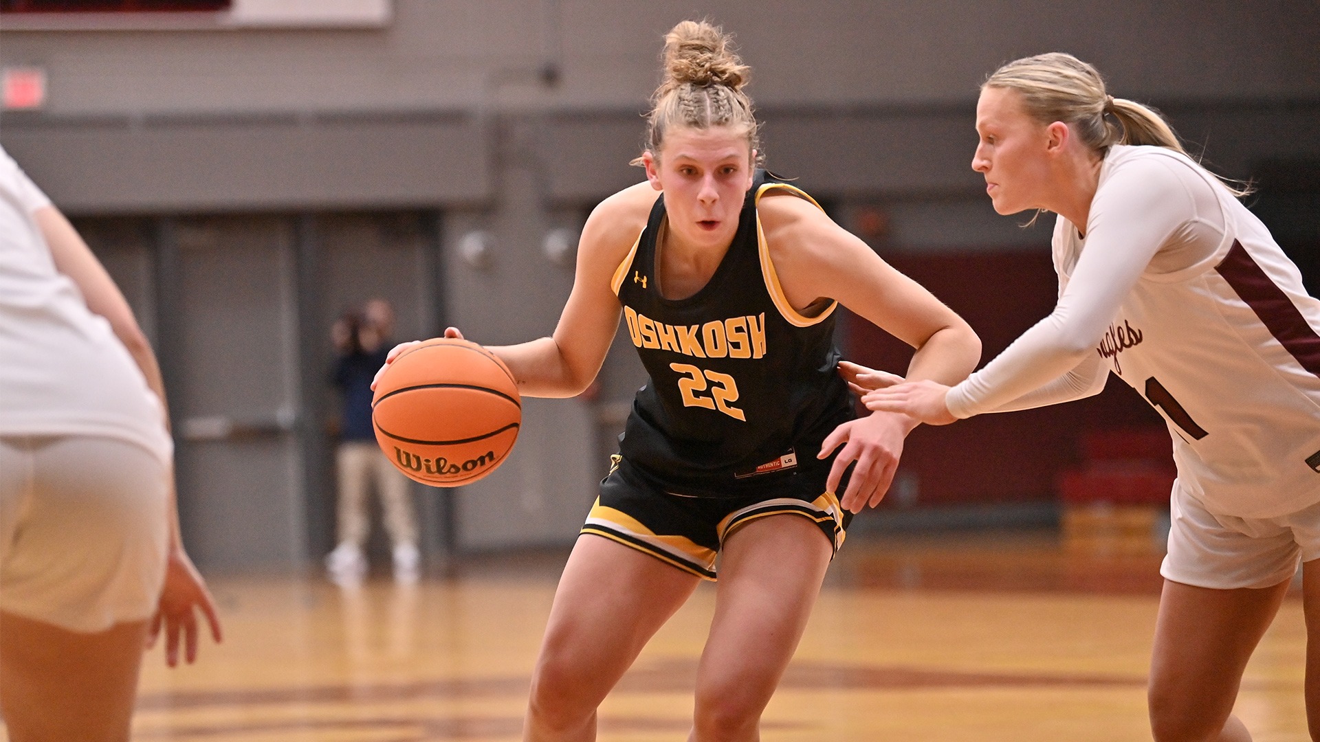 2026 Paige Seckar Action Shot, driving into the lane against La Crosse