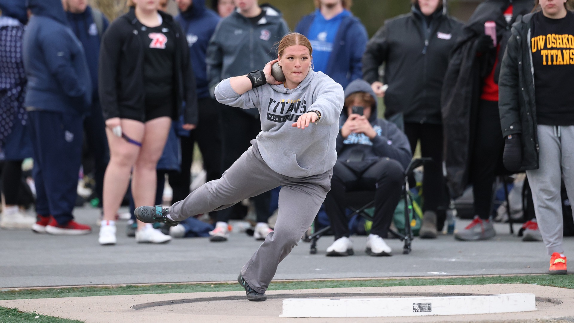 2026 Carly Huelskamp Action Shot, putting shot at the Oshkosh Invitational