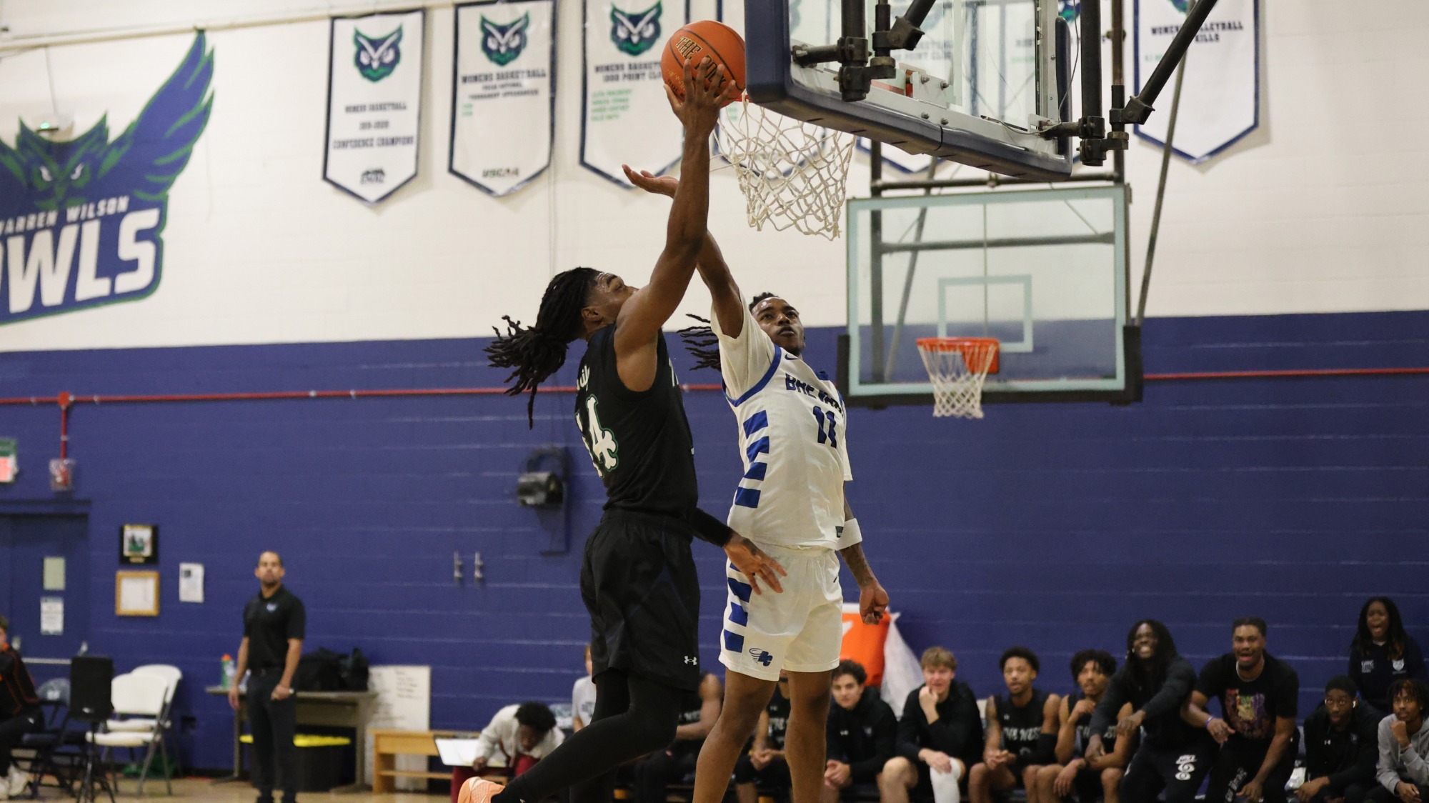 25-26 MBB Tajh Williams takes a Layup over opponent