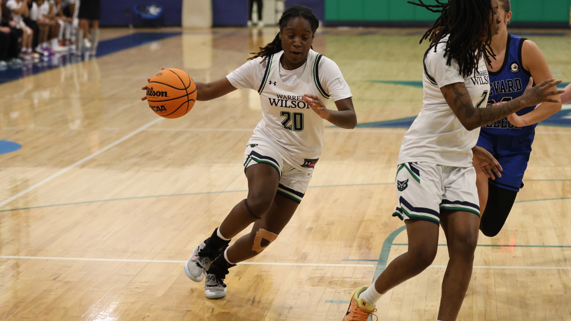 25-26 WBB Jordan McGhee Drives to Basket