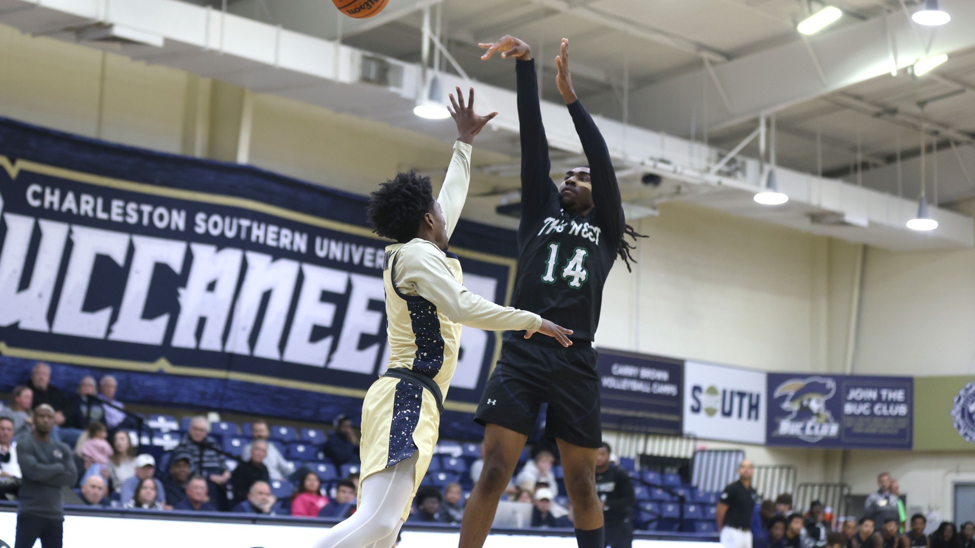 25-26 MBB Tajh Williams Shoots Over Opponent