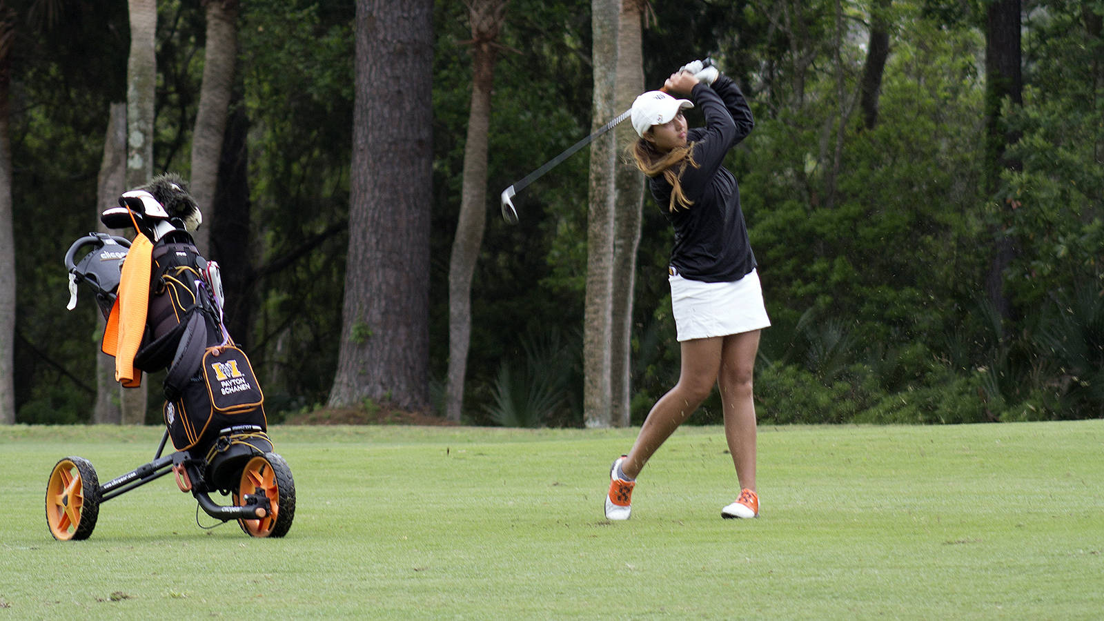 Schanen, Furman lead after day one of women's golf